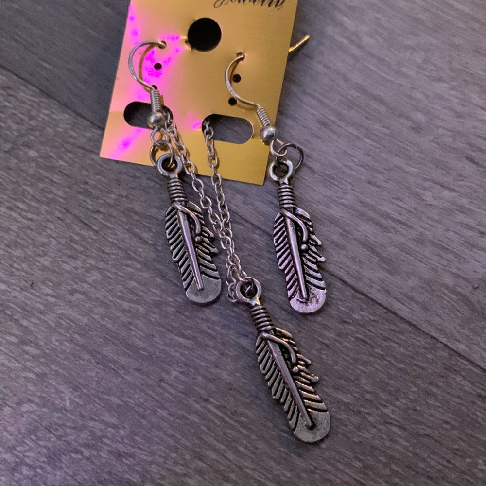 Earrings/necklace matching set